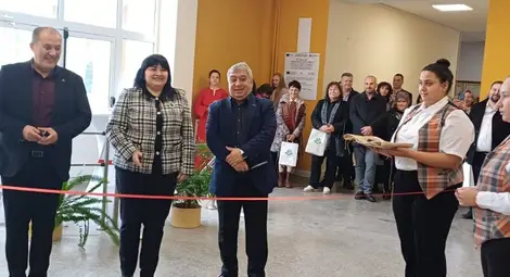 Директорът на Професионалната гимназия, кметът на Кубрат Алкин Неби /вляво/ и началникът на РУО-Разград Ангел Петков откриват STEM центъра в училището.