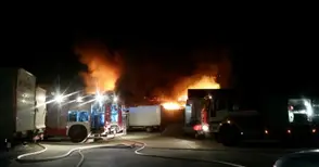 Адски пожар изпепели автосервиз, дърводелски цех и склад за пластмаса