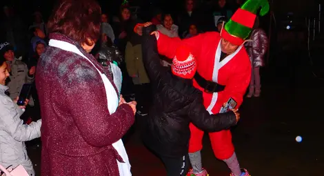 Грейнаха светлините на коледната елха в Ценово