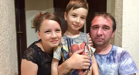 Малкият Мишо с мама и татко.  Снимка: Авторът