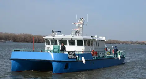 Екипажът на новия катамаран изучи възможностите на техниката на борда с изследване на основите на Дунав мост.                                                                                        Снимки:Красимир СТОЯНОВ