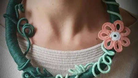 Директорката на Кукления възстановява баланса си, като твори бижута уникати