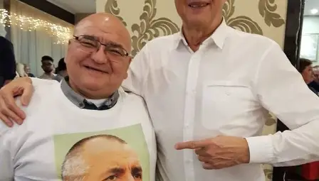 Д-р Кирил Панайотов и депутатът Пламен Нунев демонстрират най-големия хит на коледното тържество - тениска с лика на Бойко Борисов и с думите &bdquo;Аз вярвам само на този човек&ldquo;. Снимка: Фейсбук страница на ГЕРБ-Русе