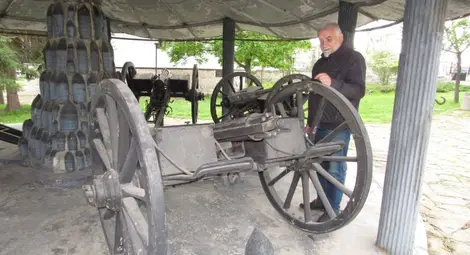 Пет от двайсетте произведени за руската армия от &bdquo;Колт&ldquo; 20 картечници с по 10 цеви ке съхраняват в музея в Бяла.  Снимка: Русе Медиа