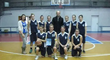 Гимназията по икономика с баскеттитлата на града