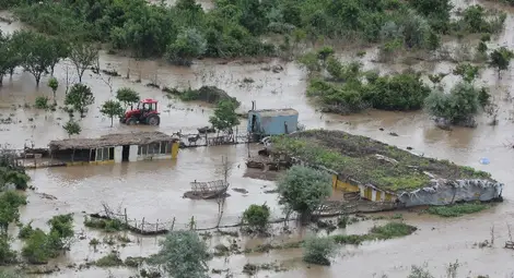 Вижте драматични кадри от днешните евакуации (ВЪЗДУШНИ СНИМКИ)