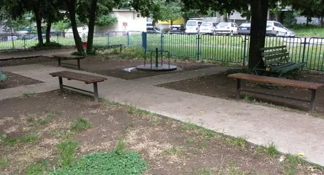 Вандали откраднаха вратичките и кошчета от детска площадка