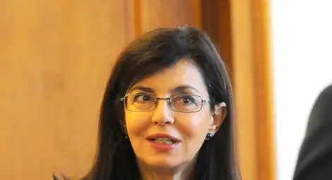 Кунева: Засега не се налага удължаването за ваканцията