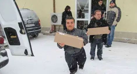 Коледни пакети с хранителни продукти тръгват от Русе към Малките хора /галерия/