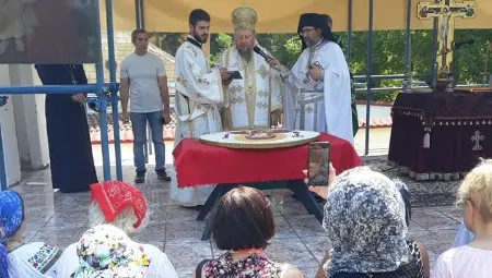 Митрополит Наум служи пред стотици миряни от България и Румъния в манастира с чудодейното аязмо „Света Марина“ в Каран Върбовка Митрополит Наум служи пред стотици миряни от България и Румъния в манастира с чудодейното аязмо „Света Марина“ в Каран Върбовка