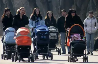 Доходът за детски надбавки се вдига с 10 лв.