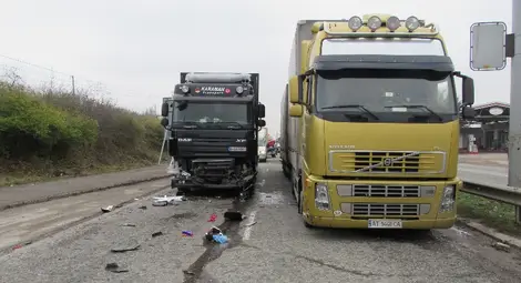 Бус попадна в преса между два тира след рязко спиране на такси заради проститутка
