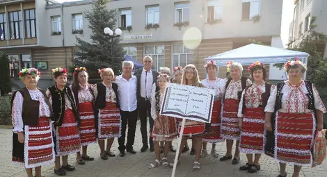 Депутатът Пламен Нунев и кметът на Борово Валентин Панайотов с участниците от басарбовското читалище.     Снимка: ГЕРБ