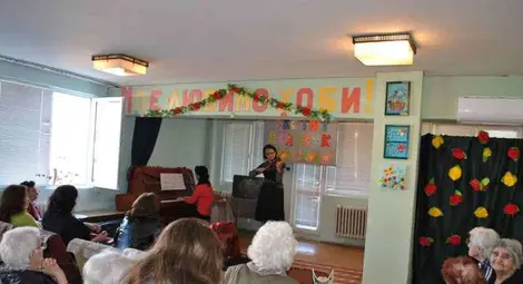 Проф. Деворина Гамалова изнесе концерт в дома за стари хора "Възраждане" в Русе