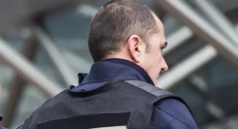 Въоръжени взеха заложници в магазин край Париж