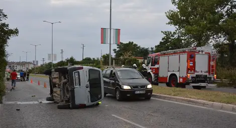 Контейнер на пътя преобърна кола със семейство с две деца