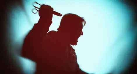 18-годишен наръгал другар по чашка с ножица след алкохолен маратон