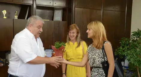 Много цветя в саксия получи рожденикът, който е запален цветар. 			                Снимка: Красимир СТОЯНОВ