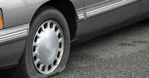 Кола с нарязани гуми заради неуредени сметки