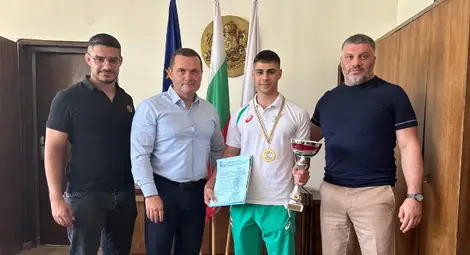 Пенчо Милков награди младия русенски каратист Даниел Върбанов за завоюваната европейска титла