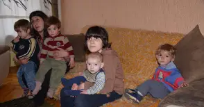 Съседска война вади на улицата семейство с десет деца