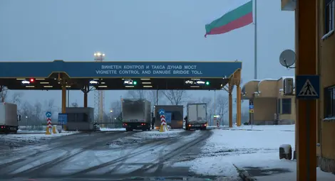 Продължава опесъчаването на Дунав мост при Русе &ndash; Гюргево, съоръжението е проходимо при зимни условия