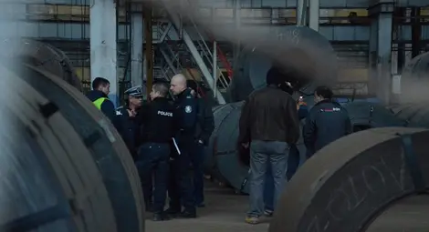 Спъване погубило загиналия под 40-тонната машина работник?