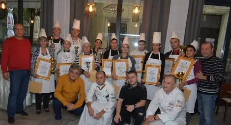 Участници, жури и организатори накрая си направиха снимка за спомен. Снимка: Бисер ТОДОРОВ