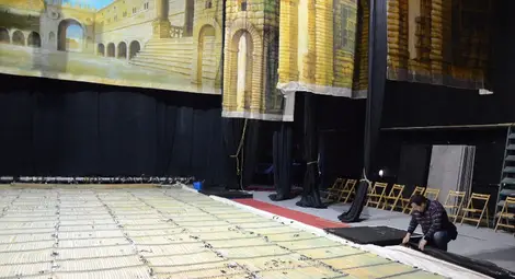 Превърнаха сцената в Доходното в грамадна ледена пързалка