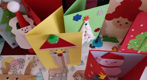 Изложба от коледни картички краси читалището в Караманово /галерия/