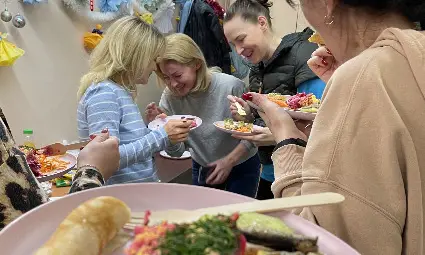 Украински бежанки и жени от Русе споделят храна за душата