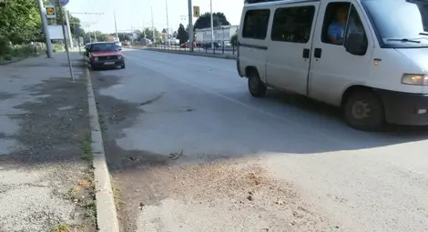 Съседното на митото в продължение на два часа и половина платно така си остана затрупано с боклуци.   Снимка: Авторът