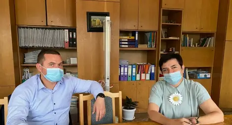Пенчо Милков и д-р Дачева по време на разговора за откриване на нощен стоматологичен кабинет в Русе.  Снимка: Община Русе
