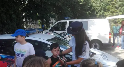 Малки гости на полицията вземаха отпечатъци и пускаха сирени