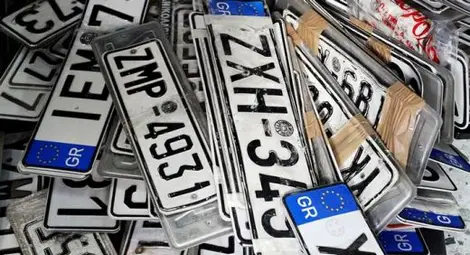 Данъчен шок в Гърция: Хиляди се отказват от колите си