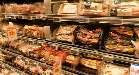 Пенсионерка хваната на изхода на магазин с крадени колбаси за близо 190 лева