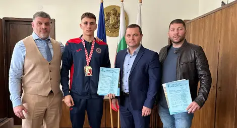 Кметът на Русе Пенчо Милков награди европейския шампион по бокс Викторио Илиев