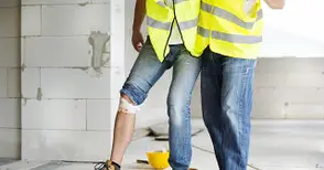 Двама мъже пострадаха при инциденти на работа