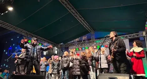 Русе посрещна новата 2024 година с пълен площад и много настроение /галерия/