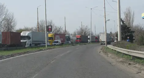 Мародери тръгнали за нафта от чакащи за минаване през Дунав мост тирове с маскирана с чужд номер кола