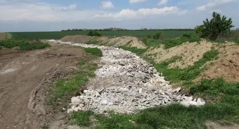 Фирма прави частен път с опасни отпадъци