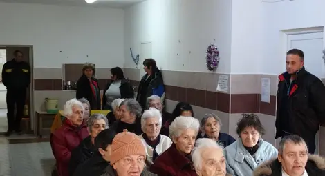 Гимназисти пяха коледни песни  на възрастни в дом "Приста" 