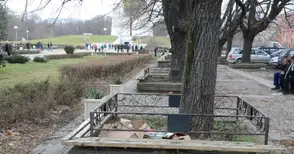 Затрупана с боклуци алея  отвежда до Пантеона