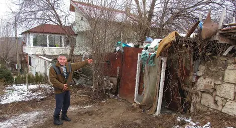 Огнян Иванов показва превърнатия в сметище частен имот. 	                Снимка: Русе Медиа
