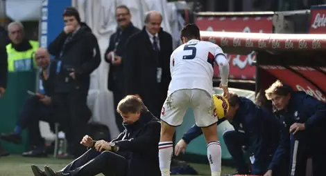 Повалиха Манчини с топката в мача с Дженоа /галерия/