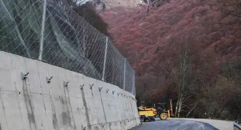 В заключителен етап са укрепителните дейности на срутището по пътя за Рилския манастир В заключителен етап са укрепителните дейности на срутището по пътя за Рилския манастир