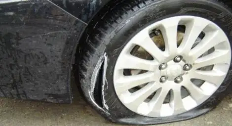 Работник сряза гумите и заля с масло колата на шефа за 10 неплатени надници