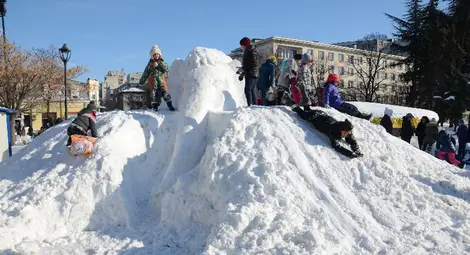 Мамутът Мани се превърна във весела пързалка, деца се снимаха с Елза и Анна