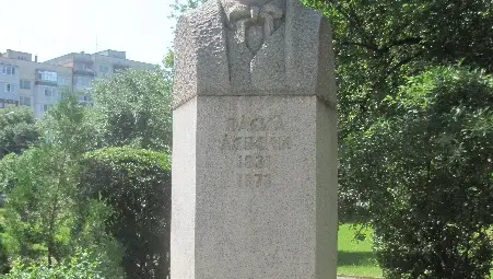 Паметникът на Левски в двора на СУ В. Левски.