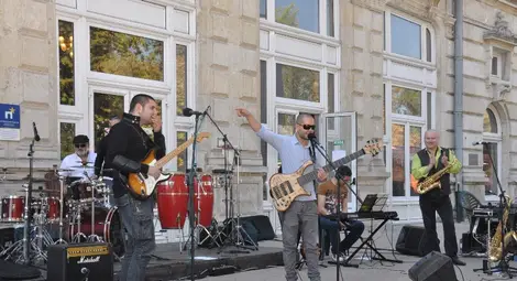 Празничен джаз под небето за меломани Празничен джаз под небето за меломани